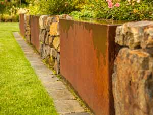 Foto: Im Raum Mettingen Osnabrück Ibbenbüren Hochbeet aus Roststahl und aus Metall im Garten toll mit Natursteinmauern kombinieren