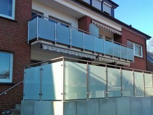 Gelaender + Handlauf Kombination aus Edelstahl und Glas Milchglas auf Winkelstützen als Geländer einer Terrasse Ibbenbüren